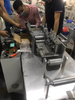 Équipement de production de visage médical Machine de fabrication de masque facial jetable entièrement automatique à 3 plis